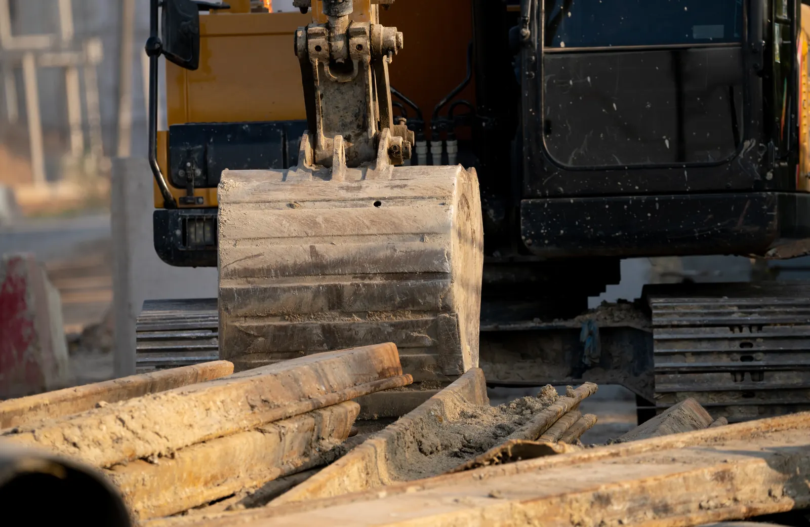 Bagger auf einer Baustelle mit Holzbalken