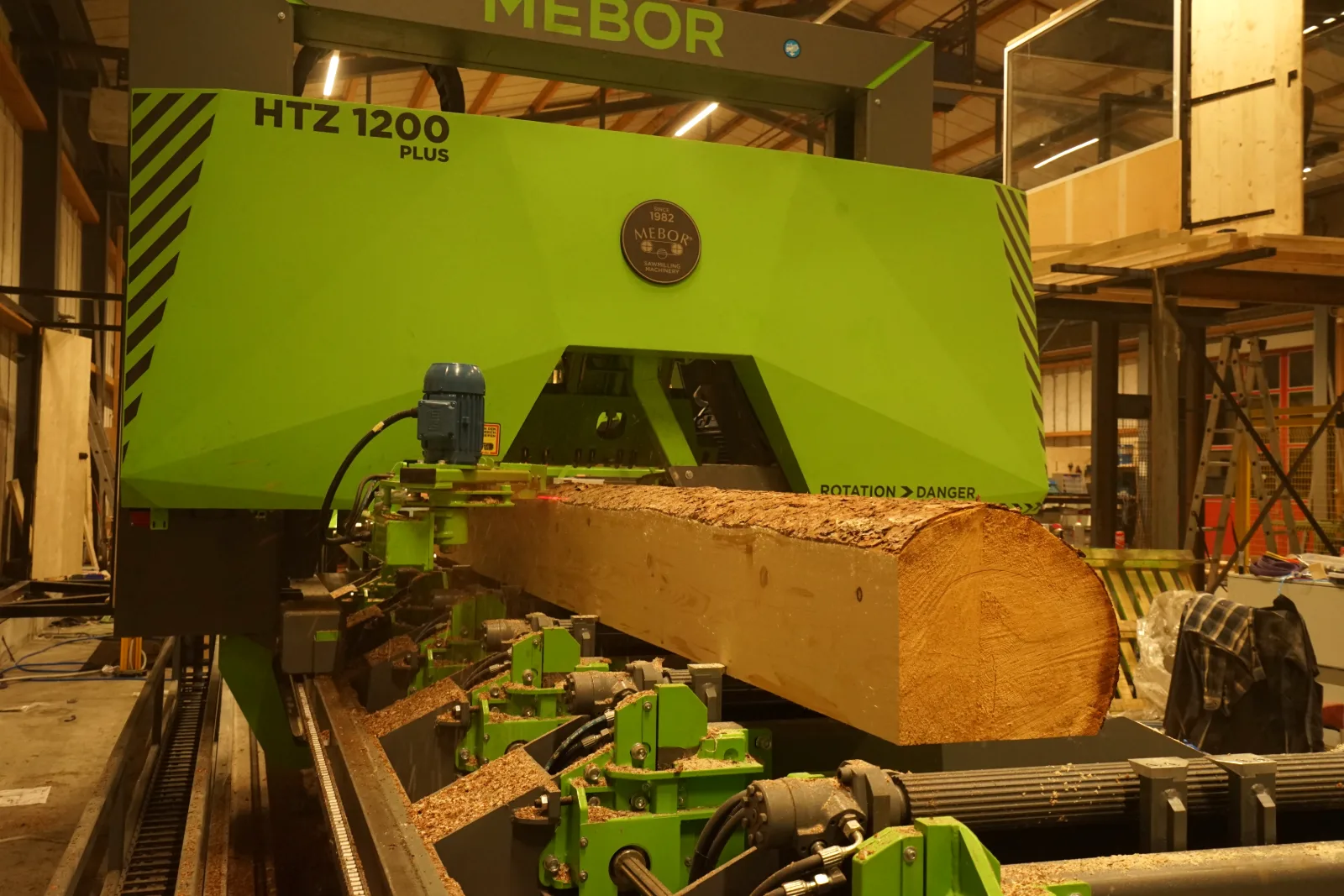 Blockbandsäge von Obersee Holzwerke beim Einschnitt eines Stamms