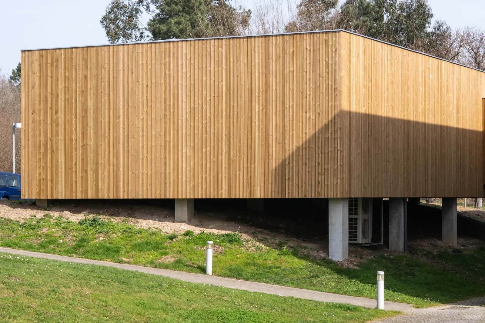 Moderne Holzfassade mit vertikaler Schalung