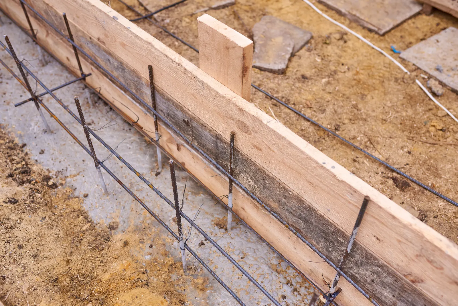 Holzschalung mit Bewehrung für ein Betonfundament