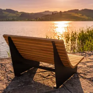 Liegebank Lützelau im Abendlicht, Blick von hinten über die Liegefläche auf den Obersee (Visualisierung)