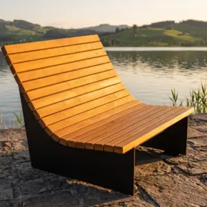 Liegebank Lützelau aus Lärche mit schwarzen Stahlseiten im Abendlicht an einer Seepromenade am Obersee (Visualisierung)
