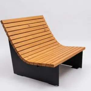 Liegebank Lützelau aus Lärchenlatten mit geschwungener Liegefläche auf zwei schwarzen Seitenplatten aus 12 mm Flachstahl (Visualisierung)