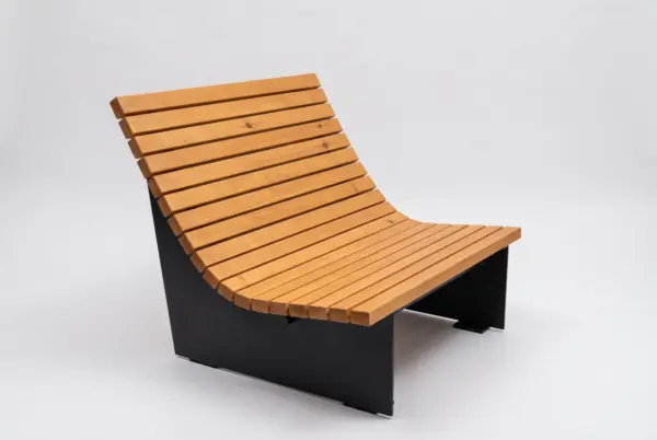 Liegebank Lützelau aus Lärchenlatten mit geschwungener Liegefläche auf zwei schwarzen Seitenplatten aus 12 mm Flachstahl (Visualisierung)