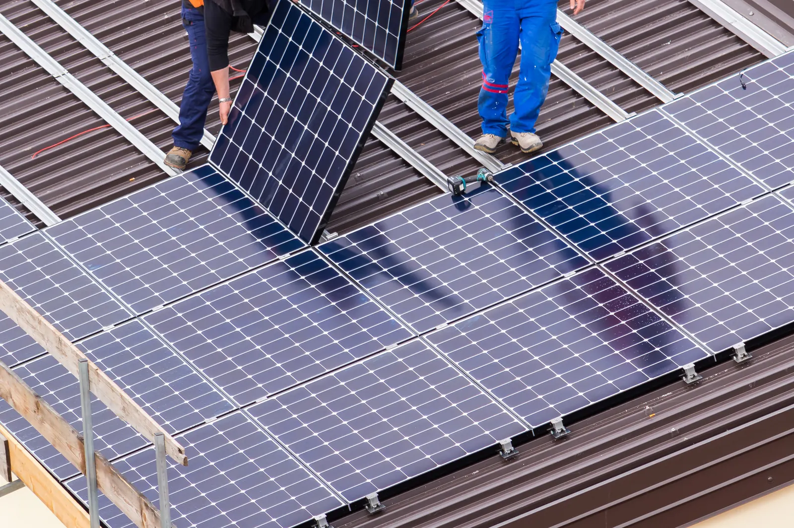 Montage von Solarmodulen auf einem Dach