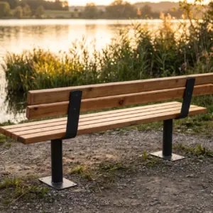 Sitzbank aus Lärche mit Lehne, Ansicht von hinten am See (Visualisierung)