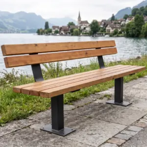 Sitzbank Ufenau aus Lärche mit Lehne auf schwarzem Vierkantrohr an einer Seepromenade (Visualisierung)
