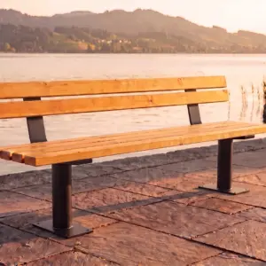 Sitzbank Ufenau mit Lehne, Stütze aus Rundrohr, im Abendlicht an einer Seepromenade, Ansicht von vorn (Visualisierung)