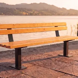 Sitzbank Ufenau mit Lehne, Stütze aus Vierkantrohr, im Abendlicht an einer Seepromenade, Ansicht von vorn (Visualisierung)