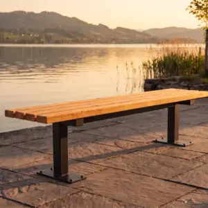Sitzbank Ufenau ohne Lehne, Stütze aus Vierkantrohr, im Abendlicht am Seeufer (Visualisierung)