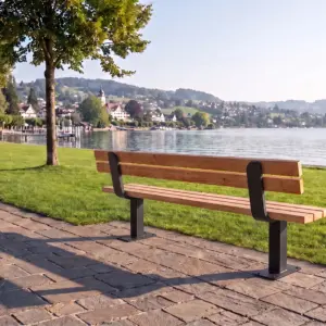 Sitzbank Ufenau mit Lehne, Stütze aus Vierkantrohr, an einem Uferweg neben einer Wiese, im Hintergrund See und Dorf (Visualisierung)
